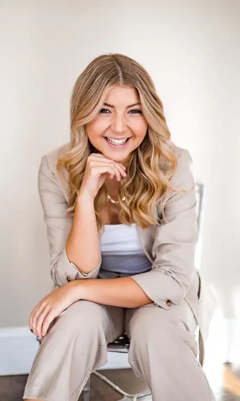 Raylee Evans <div class="underline"><strong><h5>Stylist</h5></strong></div><div class="underline"><em><h6>Cleveland</h6></em></div>Raylee Evans <div class="underline"><strong><h5>Stylist</h5></strong></div><div class="underline"><em><h6>Cleveland</h6></em></div>