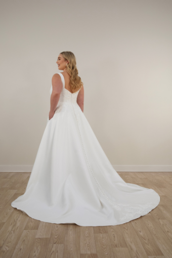 Stella York 7897 #14 default (IV-PL) Ivory Gown w Porcelain Tulle Plunge thumbnail